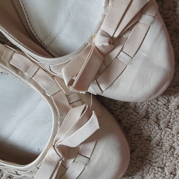 Liz Claiborne off white flats - Picture 4 of 4